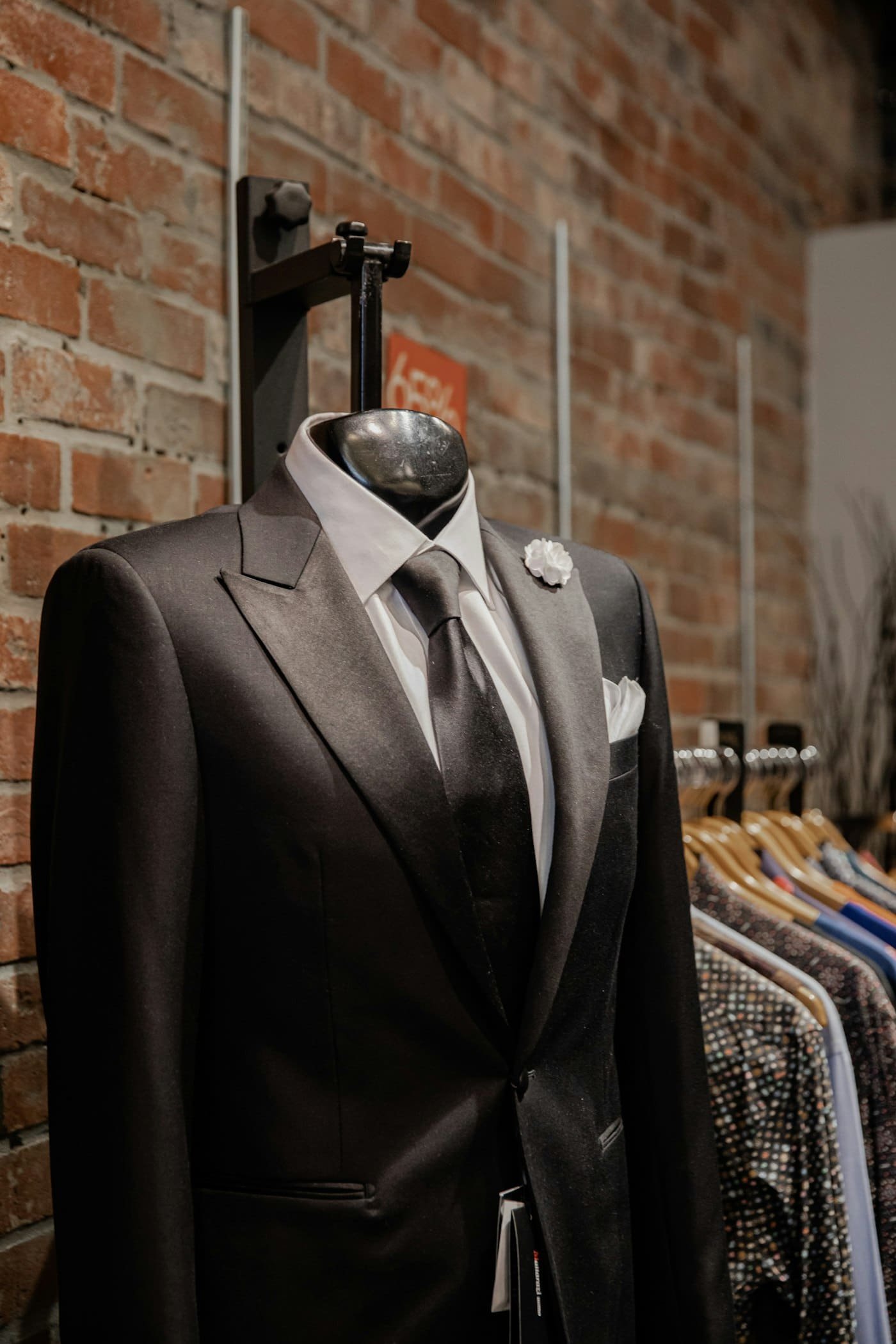 Traje a medida oscuro