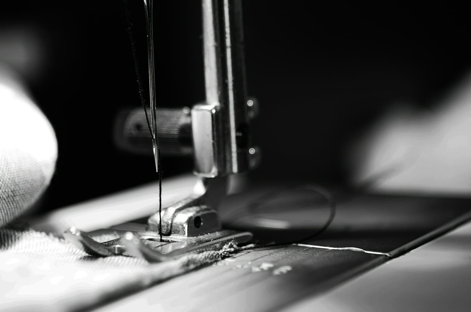 Máquina de coser trabajando una costura