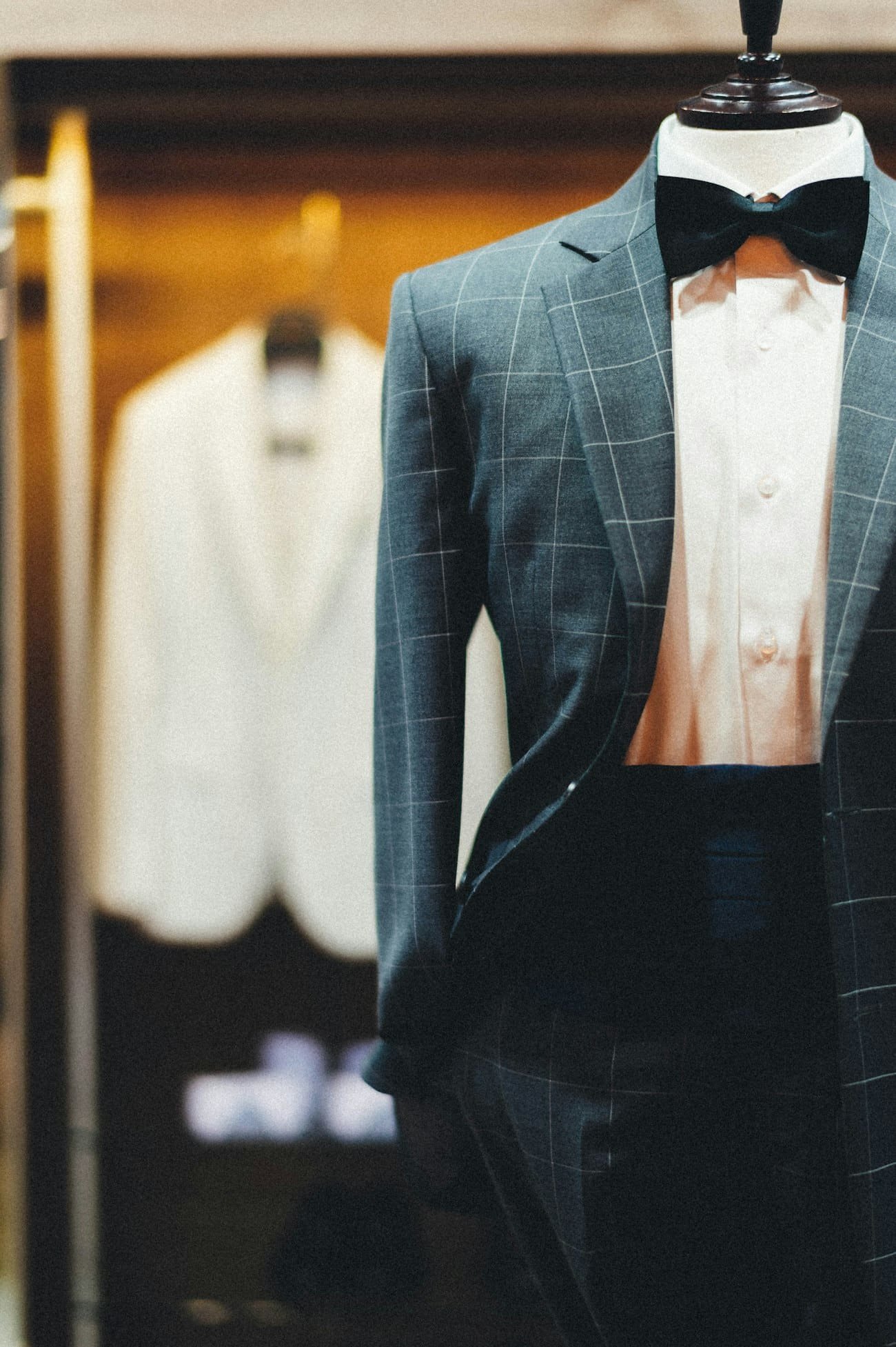 Traje a cuadros en un maniquí del taller