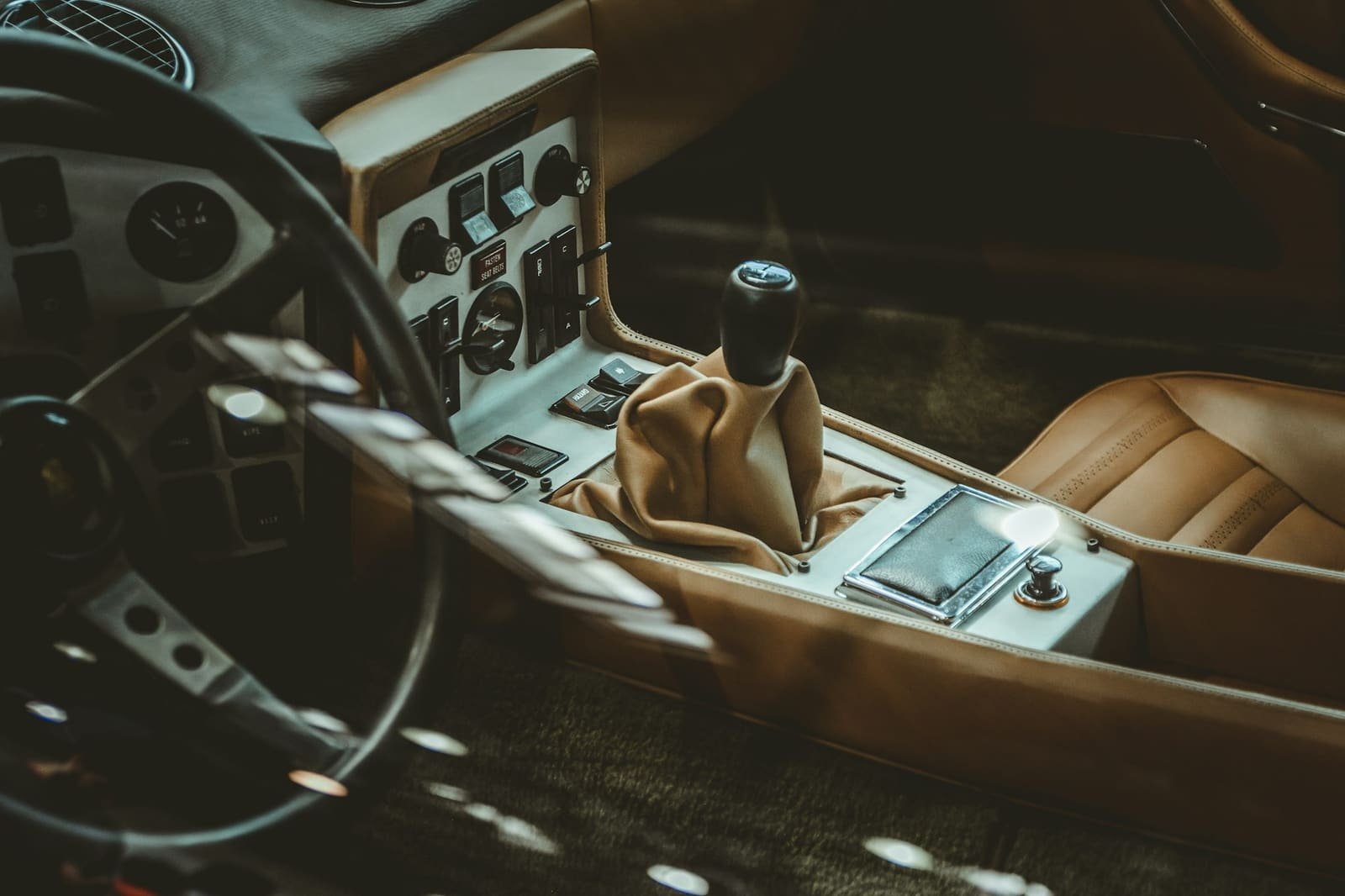 Interior clásico de cuero con palanca de cambios