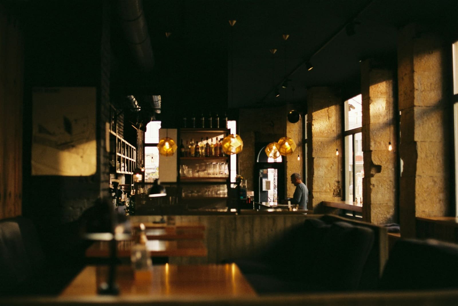 Comedor en penumbra con luz cálida al fondo