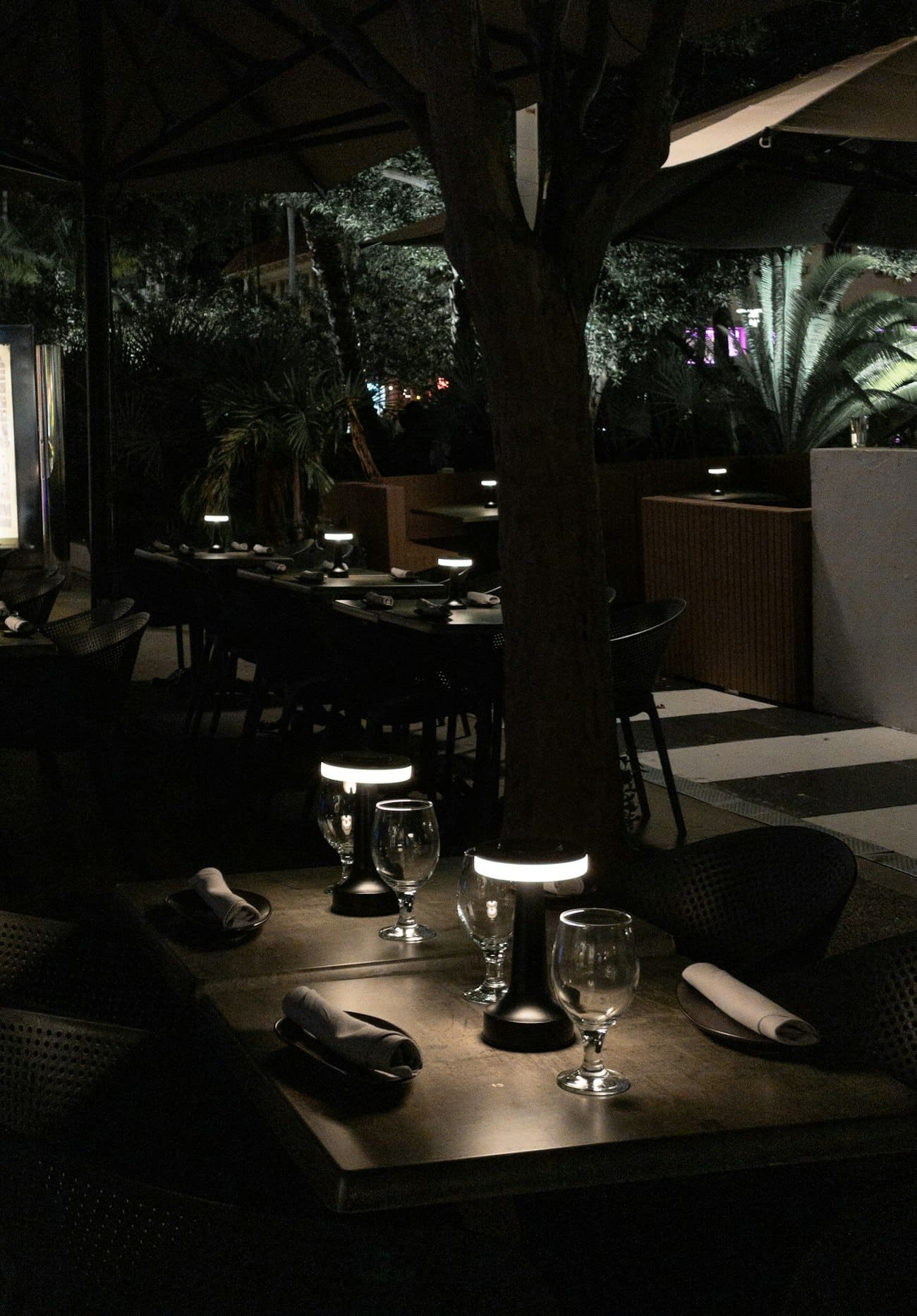 Comedor con mesas y lámparas bajas de noche