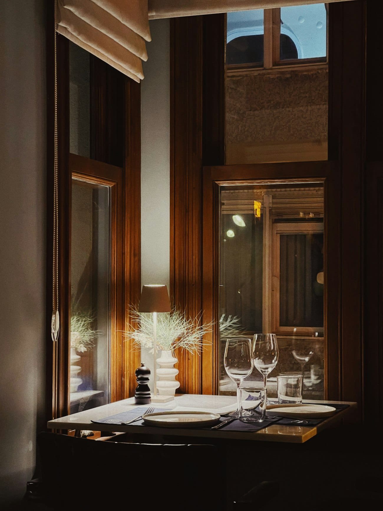Mesa puesta junto a una ventana alta
