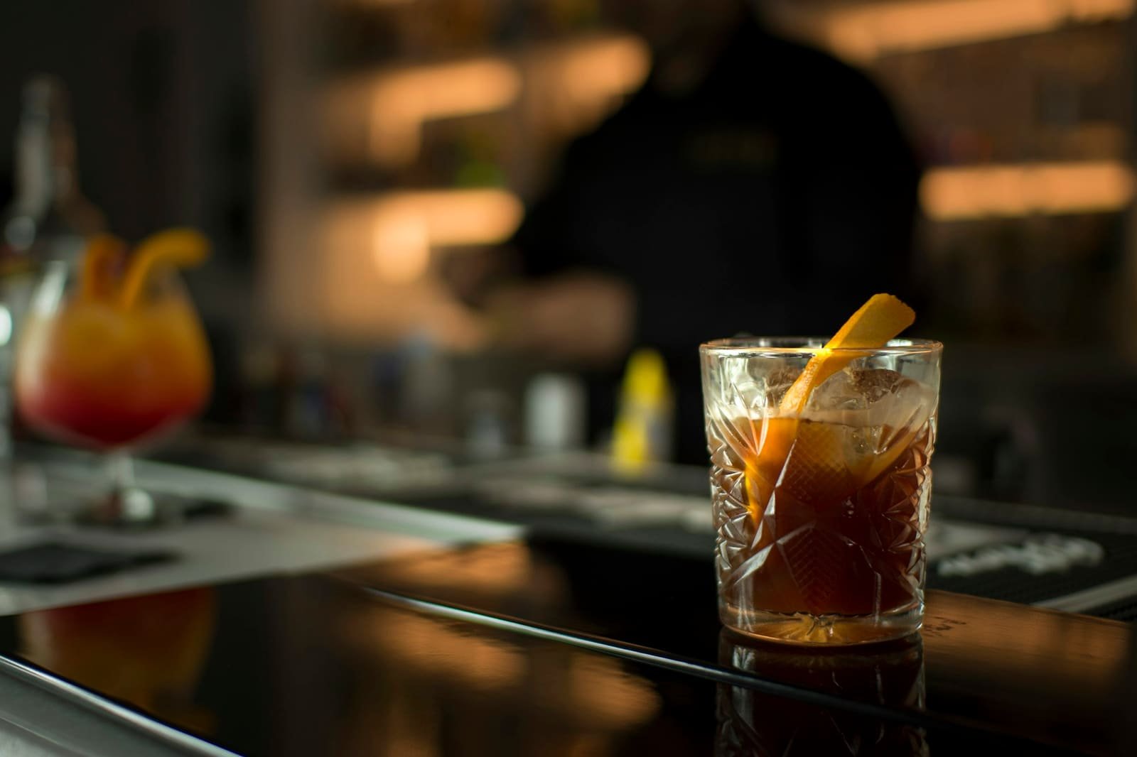 Old fashioned con piel de naranja en la barra