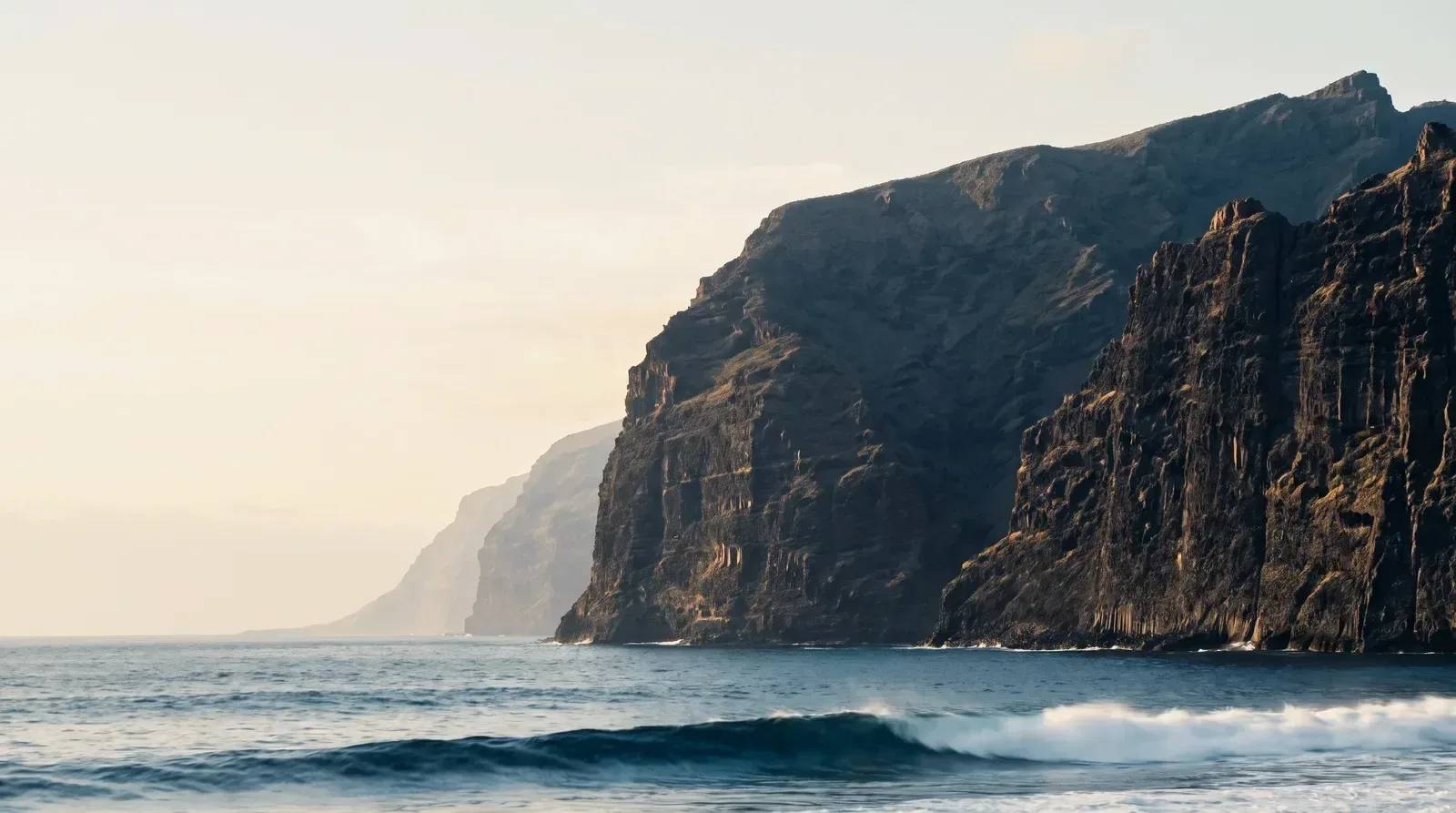 Los acantilados de Los Gigantes cayendo a plomo sobre el Atlántico, al atardecer.